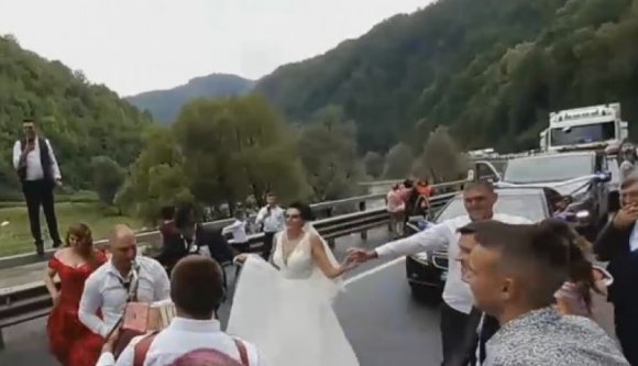 Bennragadt a násznép a forgalmi dugóban az Olt völgyében, az úttesten kezdték ropni a táncot (VIDEÓval)