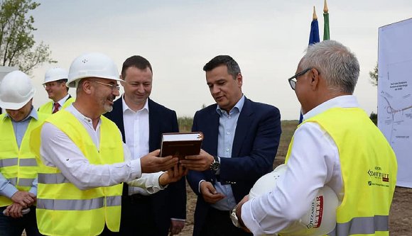 A közlekedési miniszter kapott egy olyan díszes Bibliát, hogy még a neve is rajta van