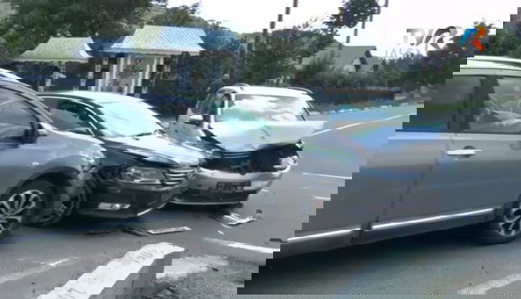 A veszélyes kereszteződést bemutató tévéstáb előtt futott egymásba három autó (VIDEÓval)