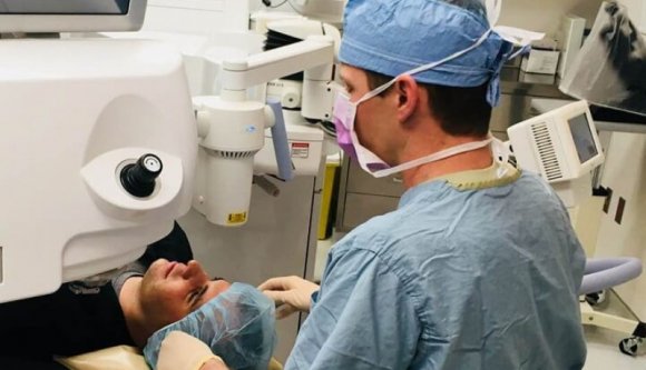 Illegálisan hozott be és ültetett át több száz emberi szaruhártyát egy bukaresti klinika