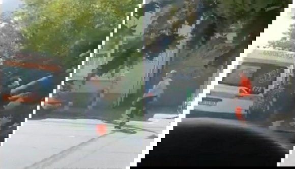 A mentő megállt, a mentős kiszállt bodzát szedni. A mentőben közben ott várakozott a beteg