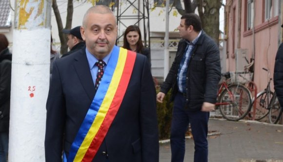 Akad olyan polgármester, aki úgy gyűjti a bűnvádi dossziékat, mint más a bélyegeket