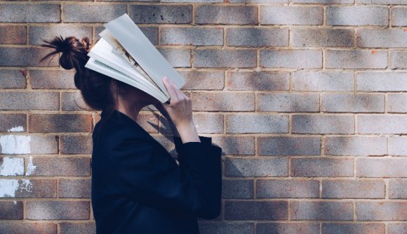 Ezer sebből vérzik a romániai közoktatás reformja, rezeg a léc Cîmpeanu alatt