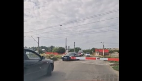 Leereszkedtek a sorompók. Az autósok és a kerékpárosok pedig úgy hajtottak át köztük a síneken, mintha ott se lennének (VIDEÓval