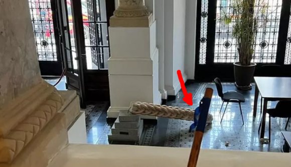 Rázuhant egy szobor egy hatéves gyerekre a fővárosi önkormányzat központi épületében