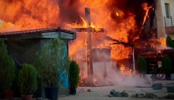 Kigyulladt a templom, csendőrök kellett kimenekítsék a híveket (VIDEÓval/FRISSÍTVE)