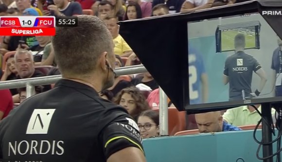 VAR baj elég: gyanús esetet akart visszanézni, de önmagát bámulhatta a képernyőn a játékvezető (VIDEÓval)