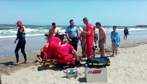 Kedden is a tengerbe fulladt egy turista, hiába kérik a hatóságok szinte könyörögve, hogy a hullámok miatt ne menjenek a vízbe a