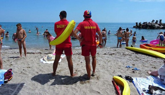 FRISSÍTÉS: Hárman fulladtak a tengerbe hétfőn. A vízimentők kiakadtak a turisták felelőtlensége miatt