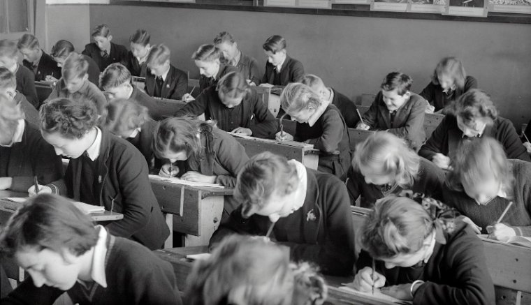 Rossz hír a tini divatikonoknak: jöhet az iskolai egyenruha (SZAVAZÓGÉPPEL)