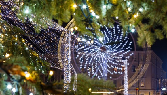 Spórolni akarnak, de a karácsonyi díszkivilágításról nem nagyon hajlandóak lemondani a romániai városok