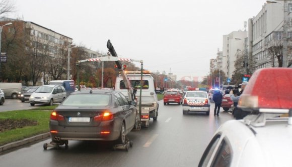 Készül a törvényszigorítás: a rendőrség hamarosan a járdáról is elszállíthatja a szabálytalanul parkoló autókat