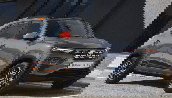 71 kilométer/órával repesztett lakott területen a Dacia Spring, mégsem büntették meg a sofőrt