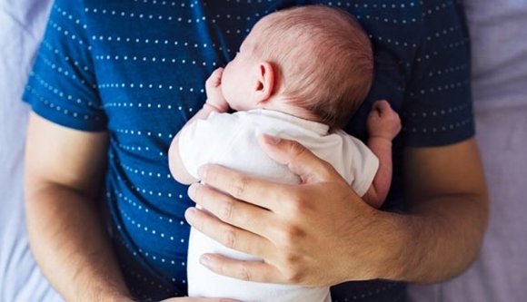 Nő az apasági szabadság időtartama, és a szolgálati időbe is beszámít