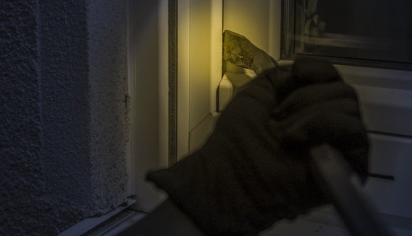 Megtudta a rendőr, hogy kétmilliót rejteget egy nyugdíjas széfje, bűnbandát verbuvált a kirablására