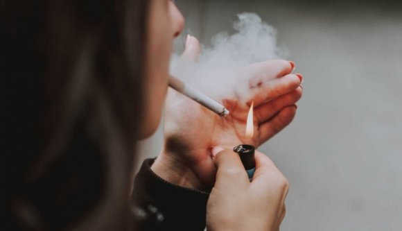 Ötszáz lejébe fájhat, ha a kiskorú csemetéje közterületen dohányzik