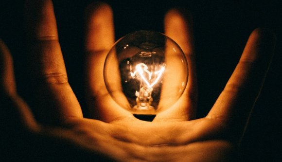 És akkor az energiaügyi miniszter kiadta a spórlás varázsjelszavát: takarékos égőket a közintézményekbe!