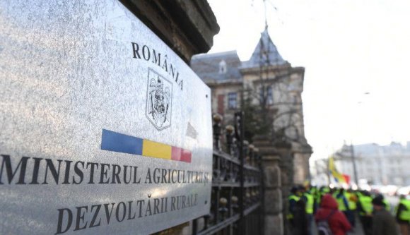 Azért is csúszópénzt kért az egyik bukaresti fejes, hogy jóváhagyja az irodaszerek vásárlását