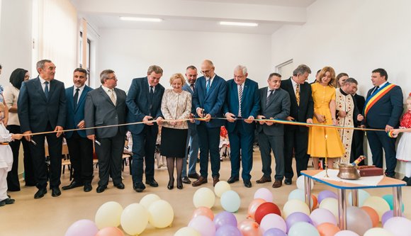 Ön szerint hány politikus kell egy óvoda felavatásához?