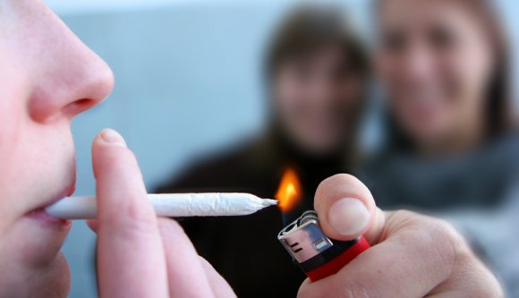 Ön beleegyezne, hogy gyerekén szúrópróbaszerűen drogtesztet végezzenek a rendőrök az iskolában?