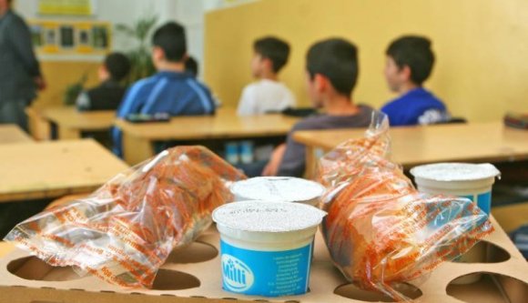 Ismét cirkusz van a tej-kifli akció miatt: penészes kifliket osztogattak több iskolában