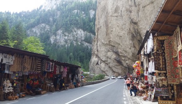 Eltűnnek a szuvenírárusok a Békás-szorosból a veszélyt jelentő sziklák miatt