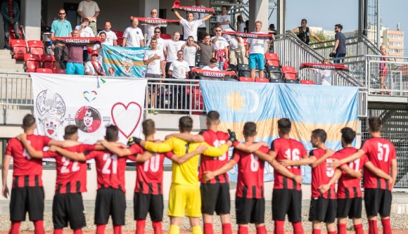 Fölfedezte a magyar feliratokat és Székelyföld nevét a FK Csíkszereda logóján az AUR