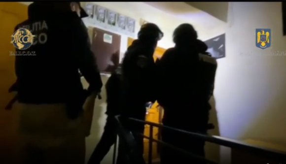 Gyermekpornót forgathatott egy volt polgármester, egy volt rendőr és egy futballedző