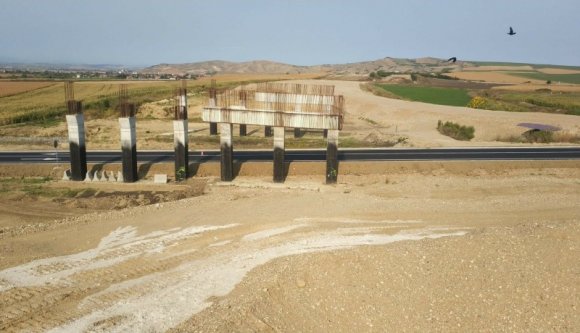 Aláírták a szerződést a Strabaggal, most már tényleg ideje befejezni az Aranyosgyéres és Maroskece közötti sztrádaszakaszt