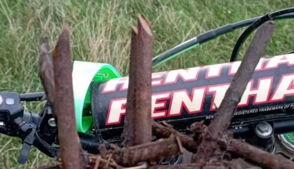 Valakik hegyes csapdát helyeznek ki az erdőben a terepralisok ellen, valakik meg belelépnek