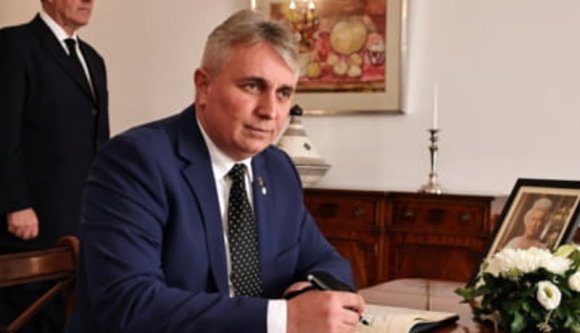 Itt az újabb plágium-botrány: a belügyminisztert azzal vádolják, hogy doktori disszertációjának nagy részét a Wikipédiáról másol