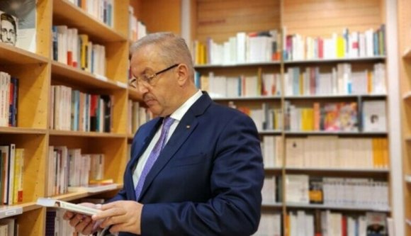 Kirúgás fenyegeti a védelmi minisztert, ő közben idiótákról és középszerű imposztorokról posztolgat