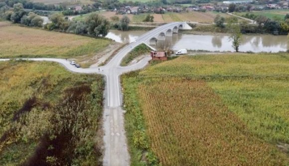 A kukoricásba vezet a Szamoson átívelő új híd, mert csak az egyik falu aszfaltozott