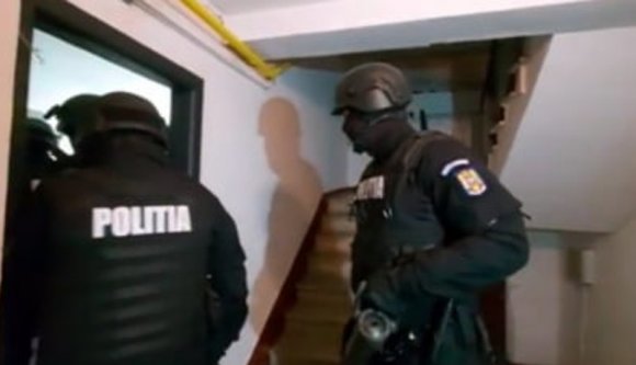 Eltévesztették az emeletet a kommandósok, drogterjesztők helyett két nyugdíjasra törték rá az ajtót