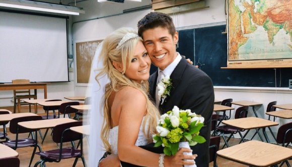 „Drágám, nem tartjuk a lagzinkat az egykori iskolámban? Most van rá lehetőség!”