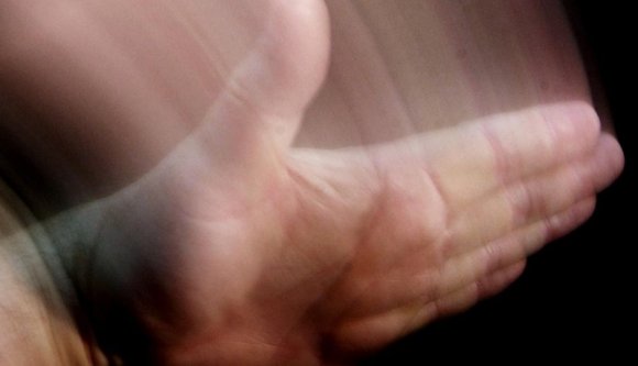 Egy diák szerint az iskolában pofozta fel őt egy rendőr, aki a civilizált viselkedésről tartott előadást