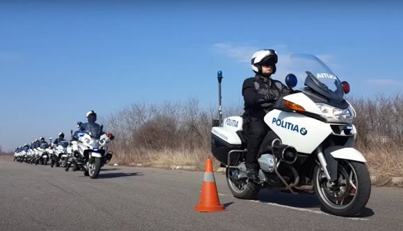 A rendőrség új autói után az új motorok közbeszerzésére is csak Iohannis cimborája jelentkezett