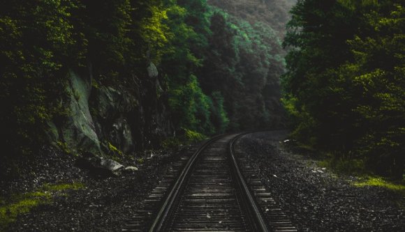 Olyan jól halad a Brassó–Segesvár vasútvonal felújítása, mint csiga a smirglin