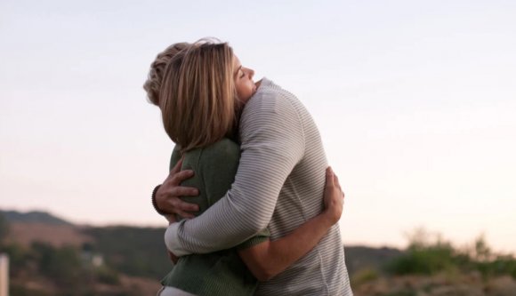 Addig ölelgette az utcán leszólított férfit egy nő, míg eltűnt a pénztárcája