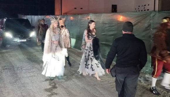 Tokaji aszút is ittak az Elon Musk lehetséges részvétele miatt elhíresült erdélyi luxusbulin (VIDEÓval)