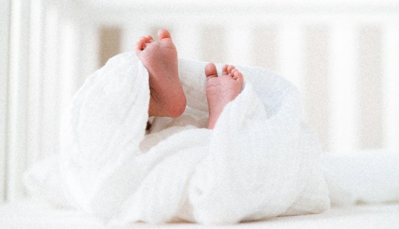 A szemeteszsákban sírt fel a kidobott baba – horrorfilmekbe illő vádak értek egy szülészorvost