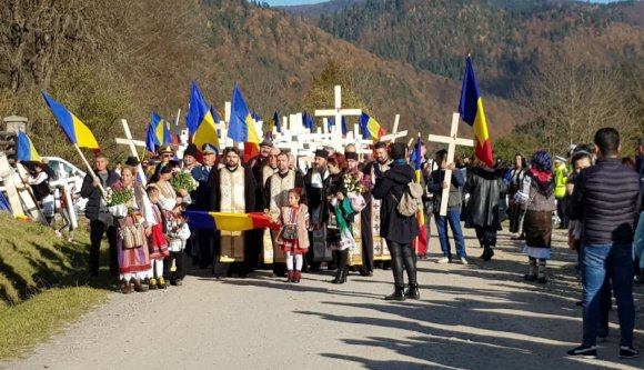 A román nacionalisták újabb hóbortja: megalakult az úzvölgyi katonatemetőt védő Keresztek Testvérisége