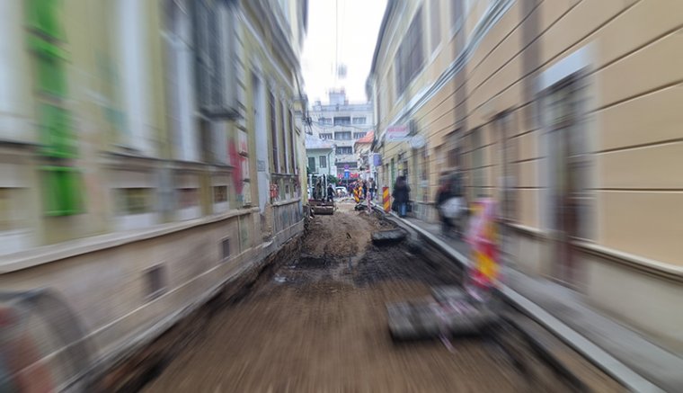 Féllábon oldalaznak a járókelők, amíg Kolozsváron felújítják a város legforgalmasabb gyalogutcáit (FOTÓK)