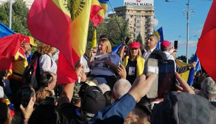 Meghekkelte Șoșoacă George Simion AUR-vezér bukaresti tüntetését, az eseményt egy kis dulakodás fűszerezte