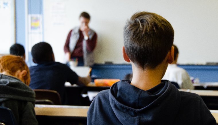 A TikTokon fakadtak ki a diáklányok az aradi nőgyűlölő vallástanárra, eljárás indult ellene