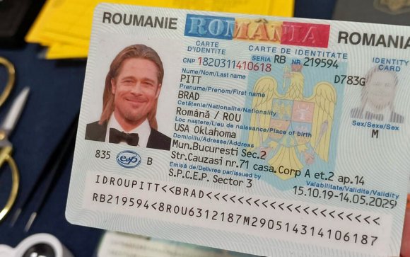 Román személyi igazolványa is van Brad Pittnek, csak a szupersztár nem tud róla