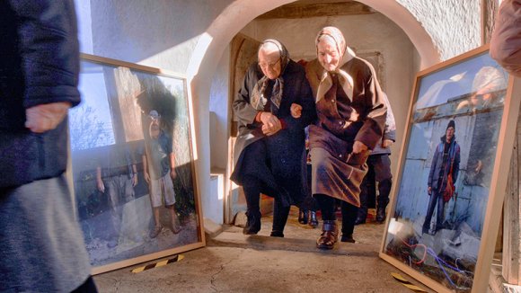 Amikor a városi fotógaléria kivándorol a faluba (VIDEÓ)
