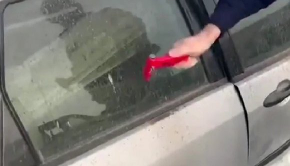 A rendőrség új ablaktörő eszközei nem az üveget, hanem önmagukat törik szét