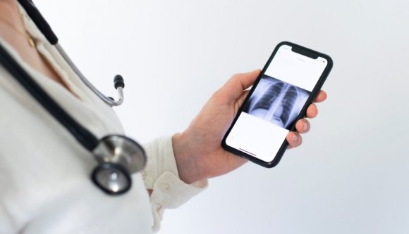 Gyógyszerre sajnálták a pénzt egy kórházban, menő telefon bérlésére nem