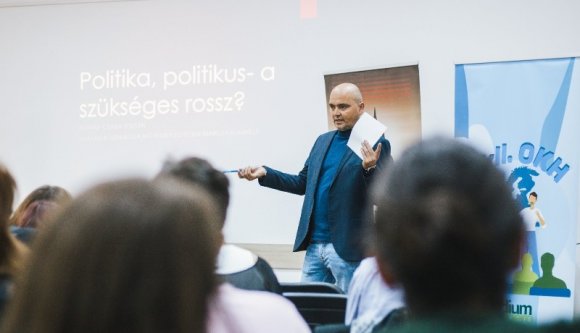 Lemondott szenátori mandátumáról Novák Csaba Zoltán, a kisebbségkutató intézet élén folytatja